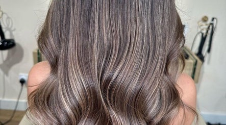 Elegant wavy hairstyle at Lily Hair Studio, Barcelona, Catalunya, ES showcasing professional styling.