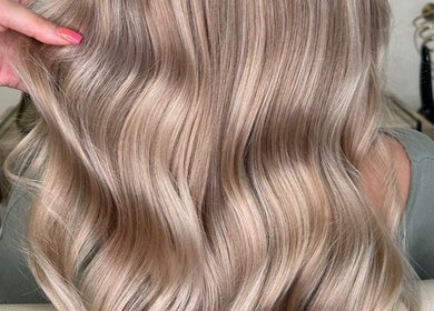 Golden blonde waves styled at Lily Hair Studio, showcasing elegance in Barcelona, Catalunya, ES.