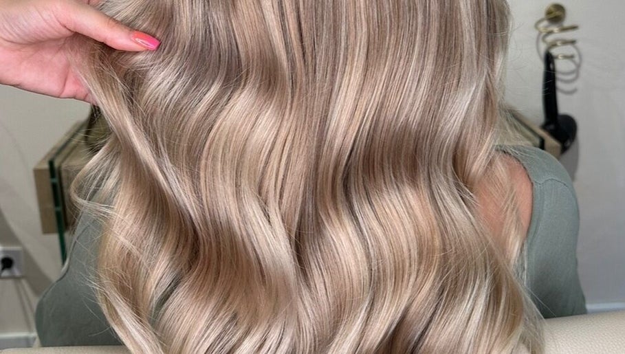 Elegant blonde waves styled at Lily Hair Studio, Barcelona, Catalunya, ES showcasing expert hair craftsmanship.