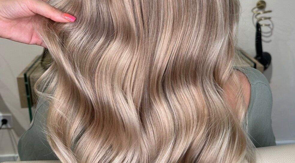 Elegant blonde waves styled at Lily Hair Studio, Barcelona, Catalunya, ES showcasing expert hair craftsmanship.