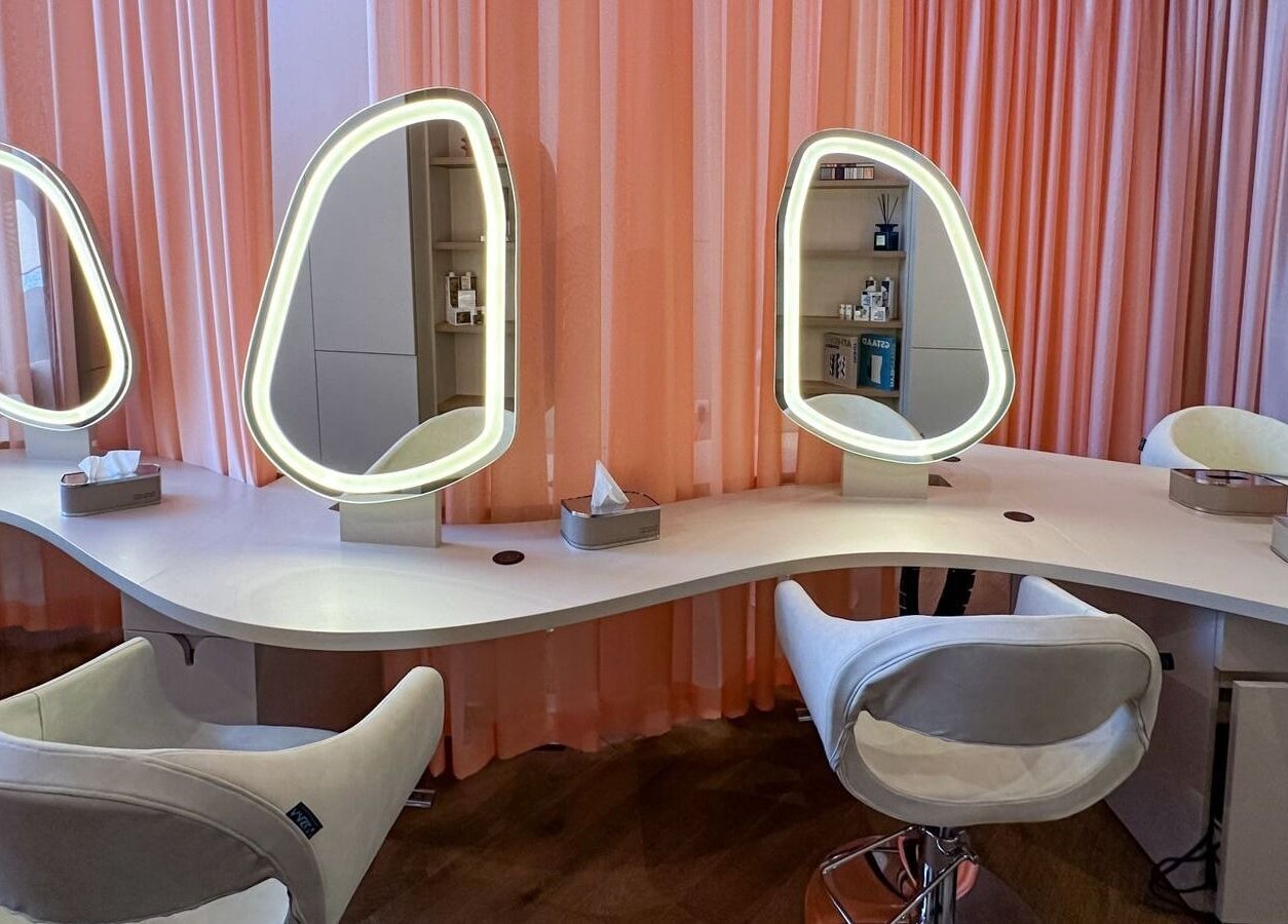 Modern beauty station at Re Beauty Space, Riyadh, Riyadh Province, SA with stylish mirrors and elegant seating.