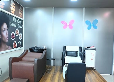 Stylish interior of Candid Beauty Salon and Spa in Bengaluru, Karnataka, IN featuring comfortable seating.