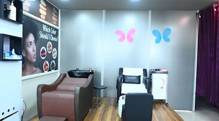 Stylish interior of Candid Beauty Salon and Spa in Bengaluru, Karnataka, IN featuring comfortable seating.