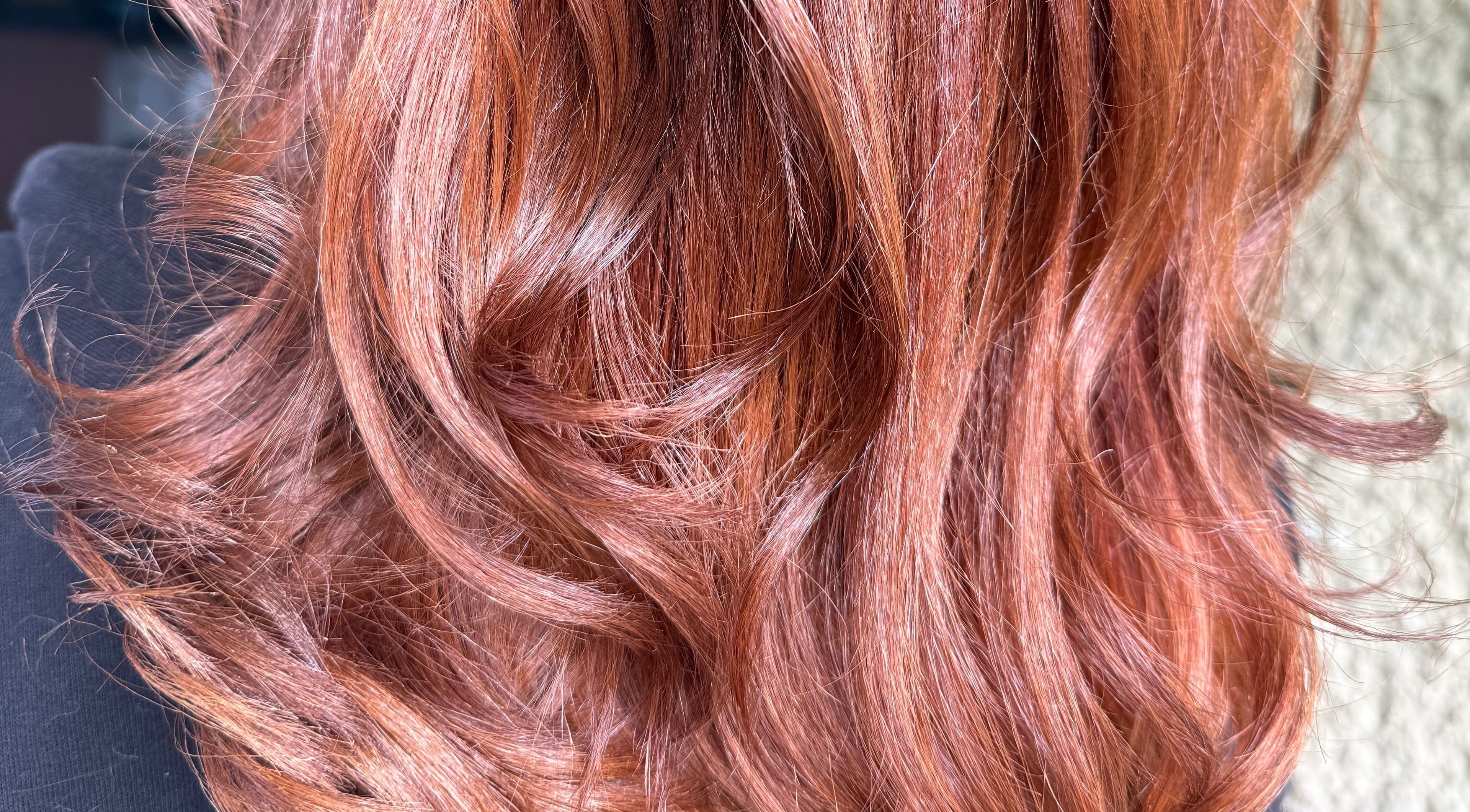 Cheveux cuivrés brillants au salon MorganeKurlz, Saint-jean-de-moirans, Auvergne-rhône-alpes, FR.