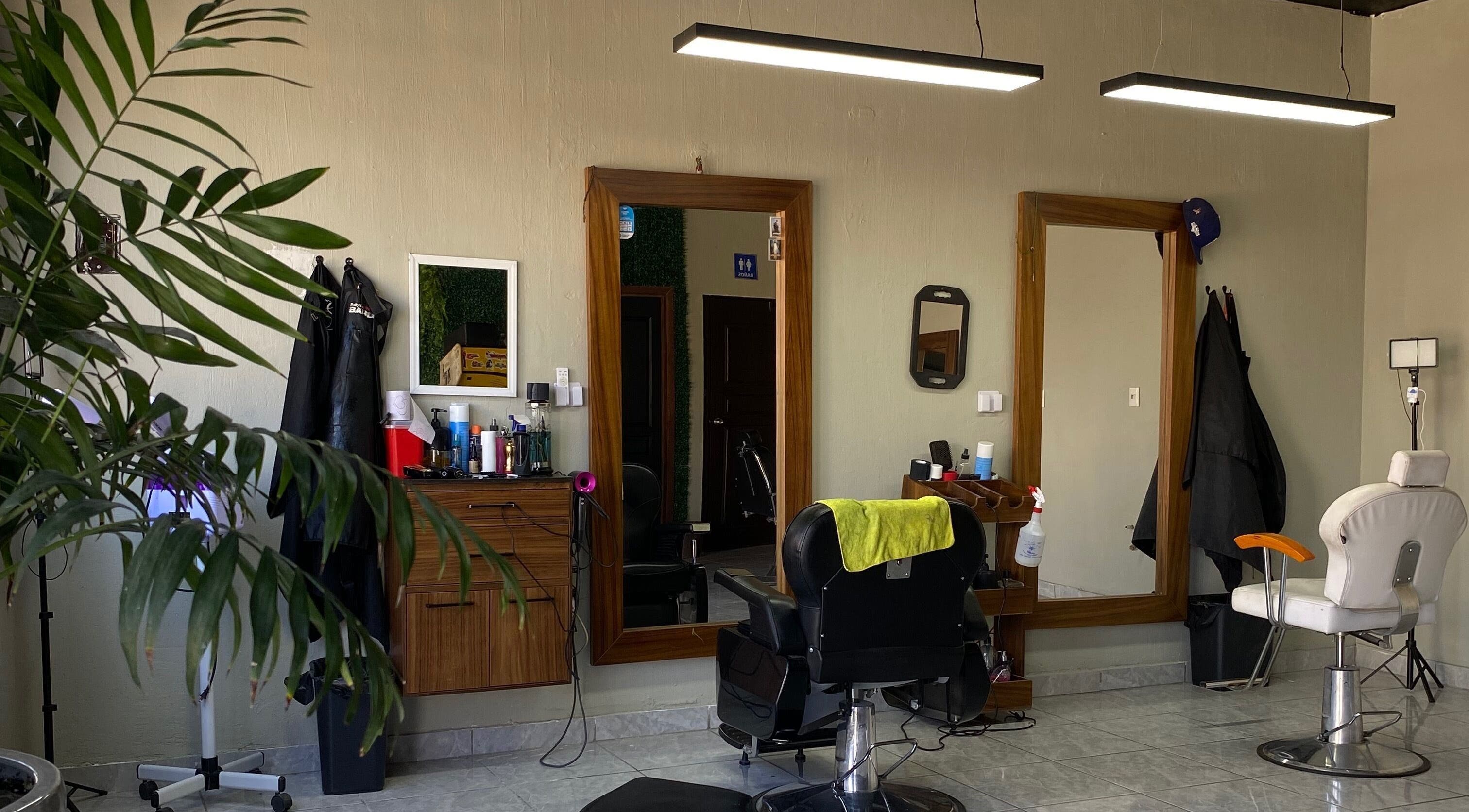 Interior moderno en Estudio Barber CE, Coyula, Jalisco, MX, con sillas de peluquero y espejos grandes.