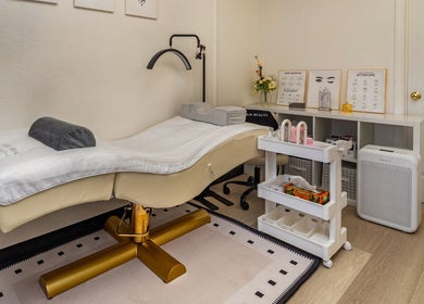 Calming treatment room at UM Beauty Studio, San Jose, California, US with a luxurious spa bed and modern decor.