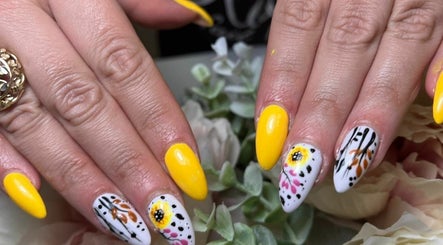 Waritsara Studio Nails in Oundle, bild 3