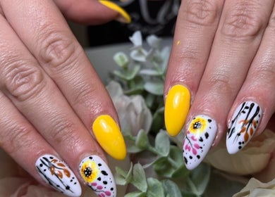 Vibrant yellow and floral nail art at Waritsara Studio Nails in Oundle, England, GB.