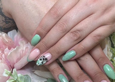 Beautiful floral nail art design at Waritsara Studio Nails in Oundle, England, GB featuring elegant green and pink hues.