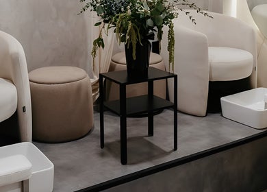 Elegant pedicure station at Bo Nail Bar, Ciudad De México, featuring plush seating and greenery.