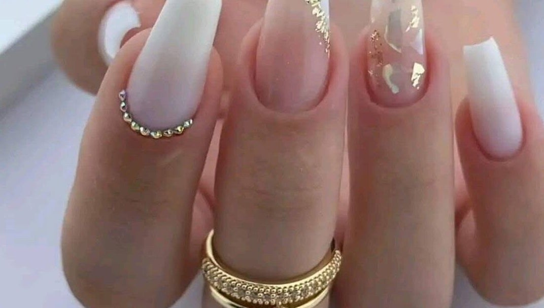 Diseños de uñas elegantes en Virtuosa's nails estudió, Cartagena, Bolívar, CO.