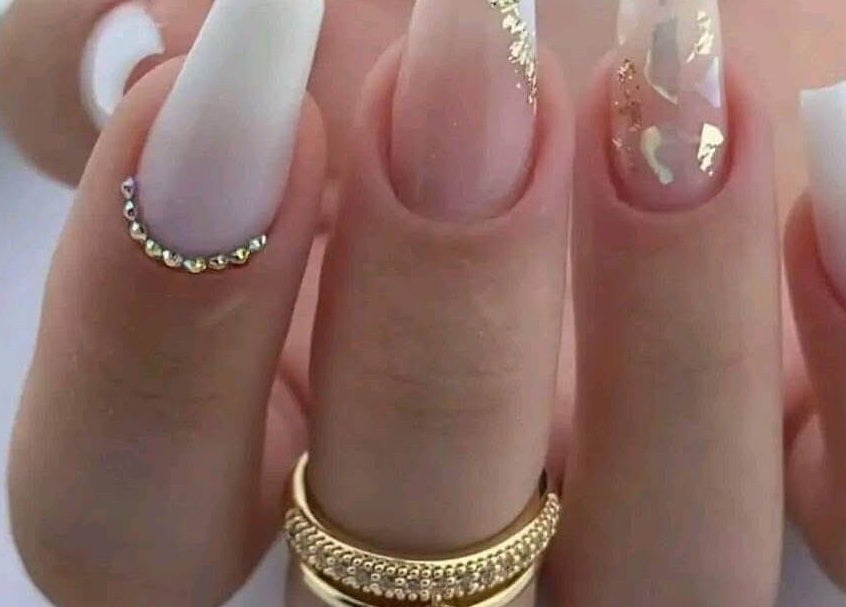 Diseños de uñas elegantes en Virtuosa's nails estudió, Cartagena, Bolívar, CO.