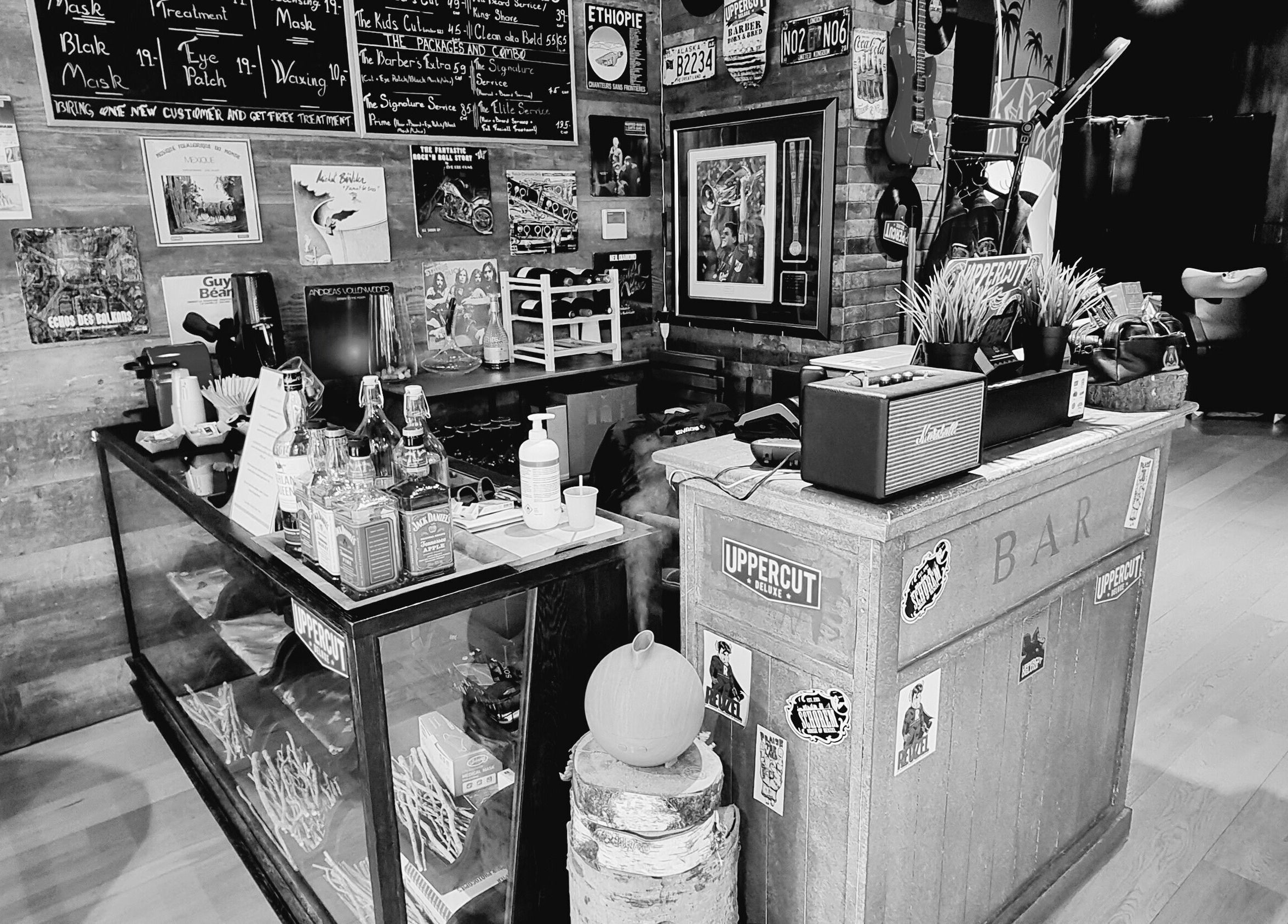 Cozy bar at Men's Club for Good Times, Genève, with classic decor and vintage vibe.