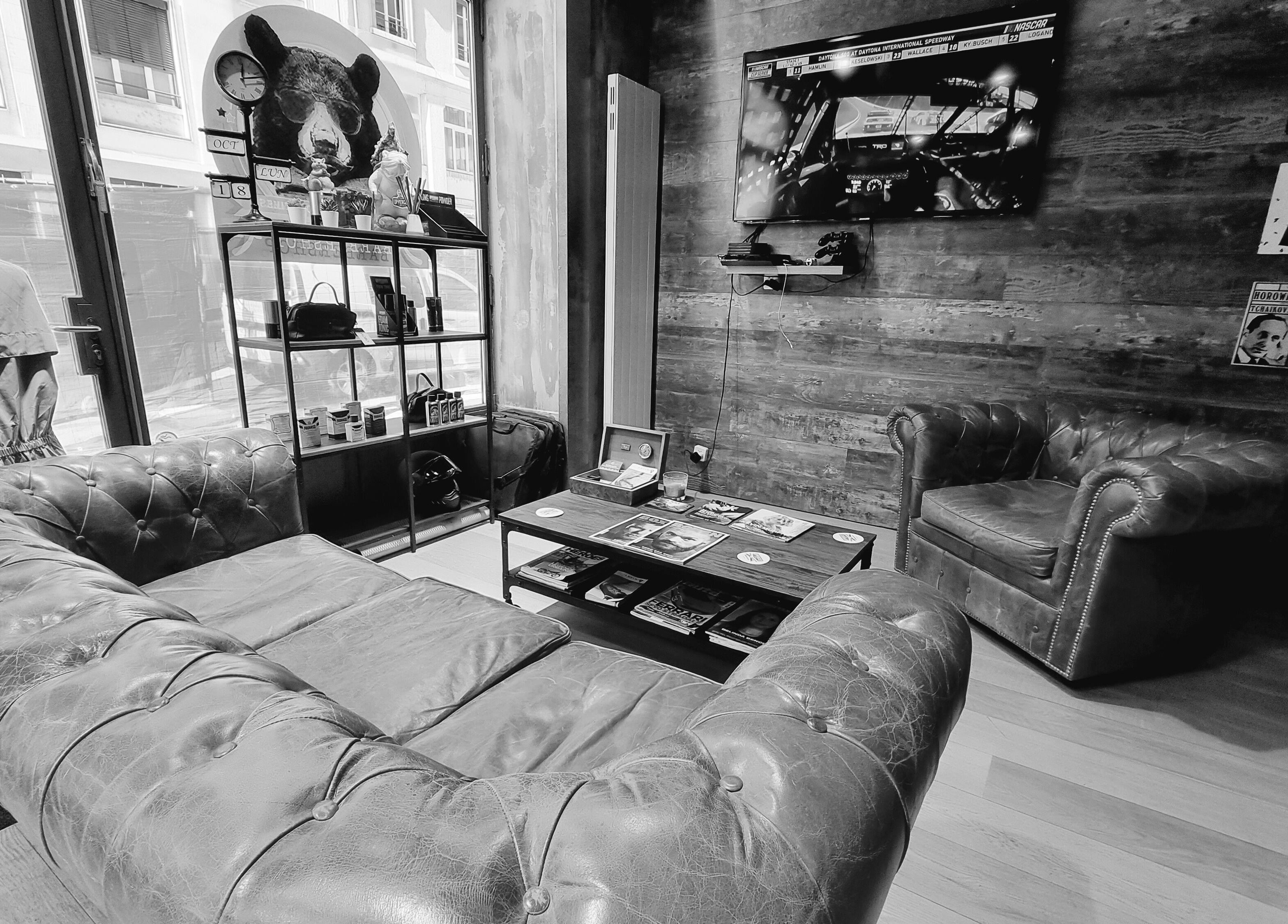 Cozy vintage lounge at Men's Club for Good Times, Genève, Genève, CH, with leather sofas and rustic decor.