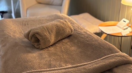 Relaxing spa bed setup at Hub Beauty By Hayley, Stockbridge, England, GB with soft lighting.