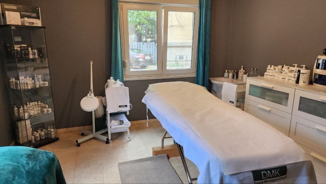 Relaxing spa room at Healthy Skin Lab - Liudmyla Dmytrenko, București, București, RO. Cozy treatment table and skincare products.