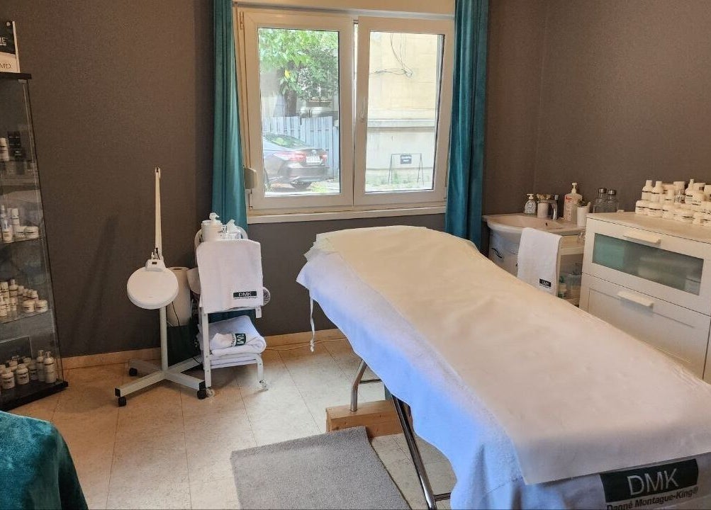 Relaxing spa room at Healthy Skin Lab - Liudmyla Dmytrenko, București, București, RO. Cozy treatment table and skincare products.