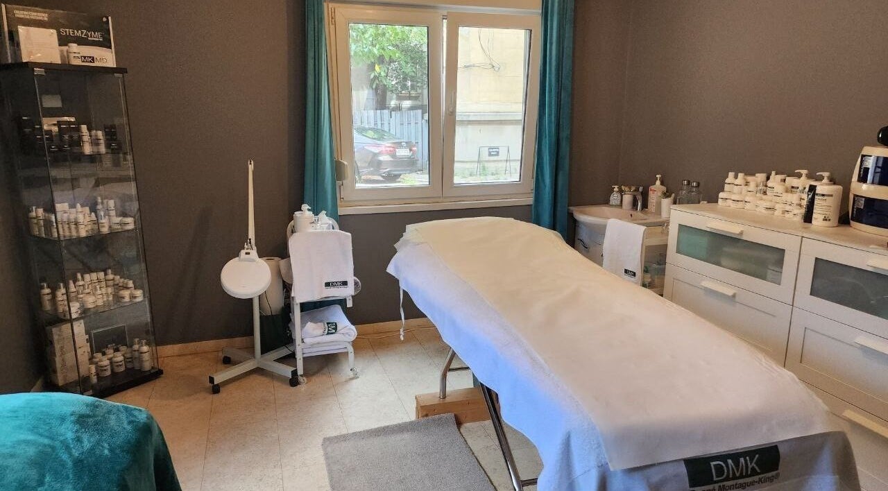 Relaxing spa room at Healthy Skin Lab - Liudmyla Dmytrenko, București, București, RO. Cozy treatment table and skincare products.