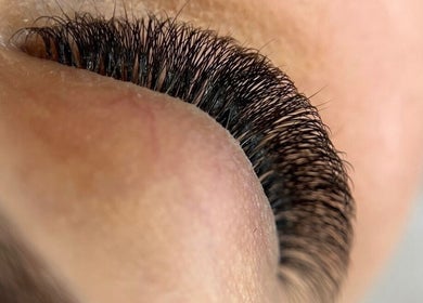 Close-up of eyelash extensions at Cami_beautyart BANK • CITY OF LONDON in London, England, GB.