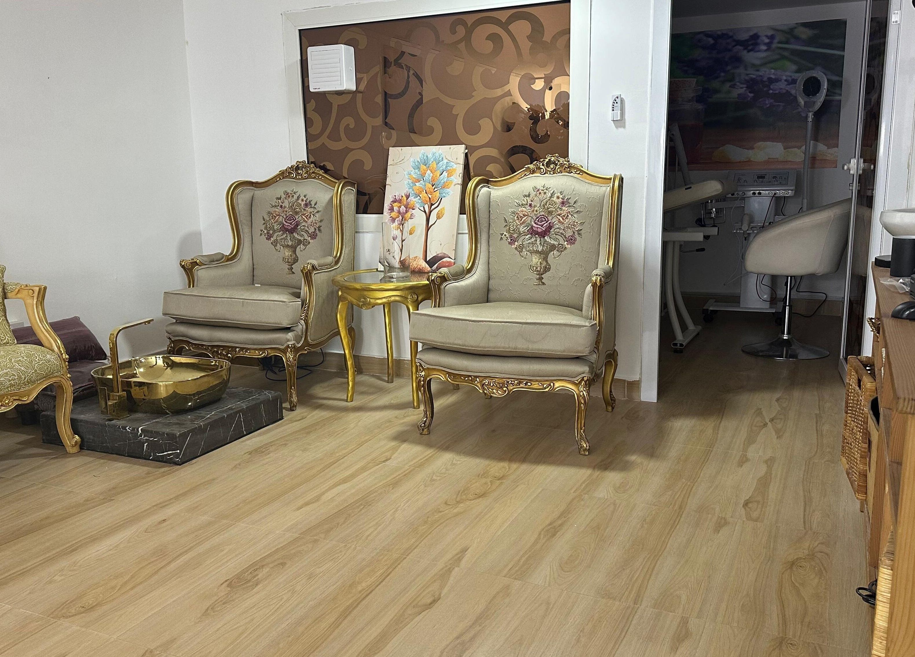Luxurious seating at AL AMEER AL MALAKI GENTS SALON - صالون الأمير الملكي للرجال, الشارقة, إمارة الشارقةّ, AE.
