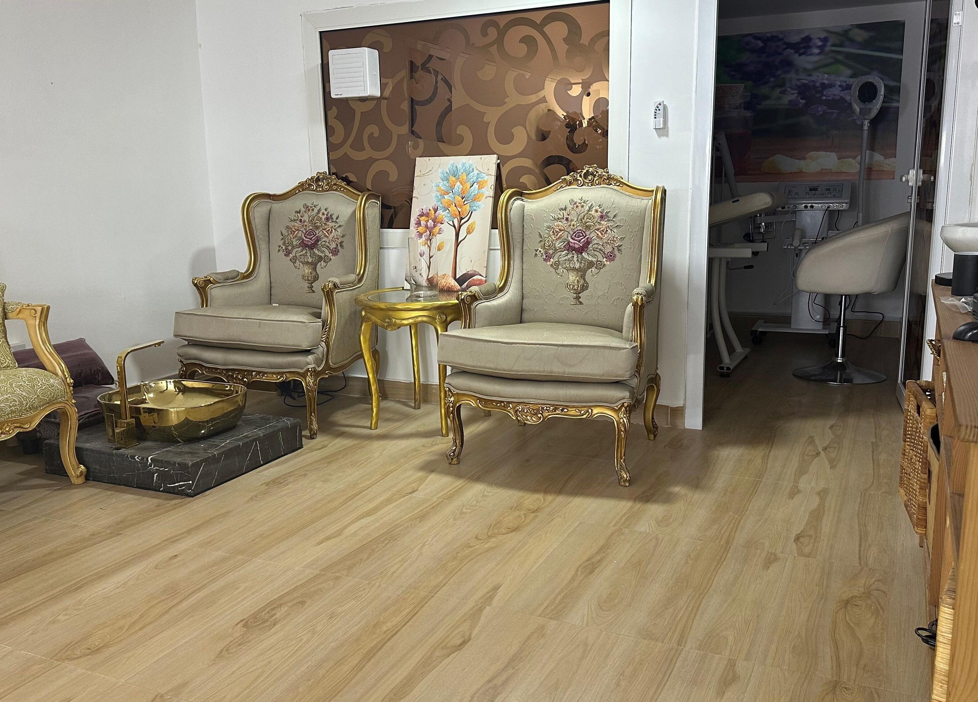 Luxurious seating at AL AMEER AL MALAKI GENTS SALON - صالون الأمير الملكي للرجال, الشارقة, إمارة الشارقةّ, AE.