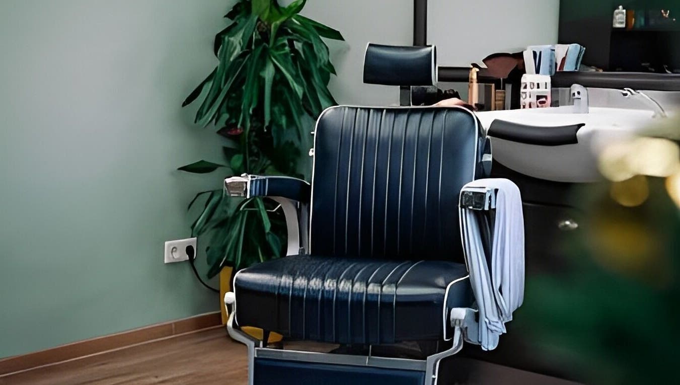 Eleganter Friseurstuhl bei Mens World Barbershop, Ingolstadt, Bayern, DE, der einen luxuriösen Barber-Service bietet.