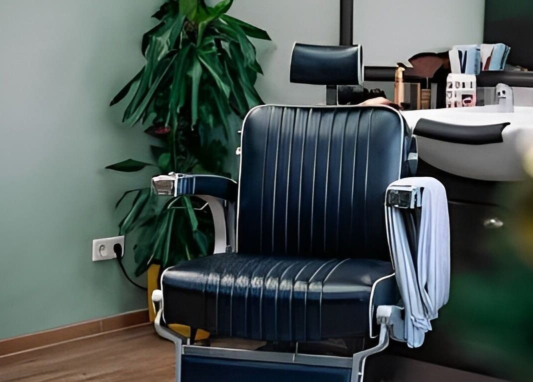 Eleganter Friseurstuhl bei Mens World Barbershop, Ingolstadt, Bayern, DE, der einen luxuriösen Barber-Service bietet.