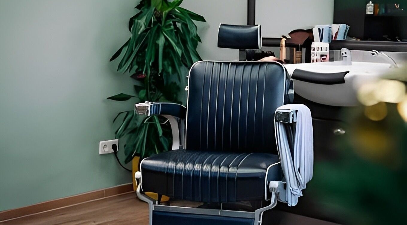Eleganter Friseurstuhl bei Mens World Barbershop, Ingolstadt, Bayern, DE, der einen luxuriösen Barber-Service bietet.