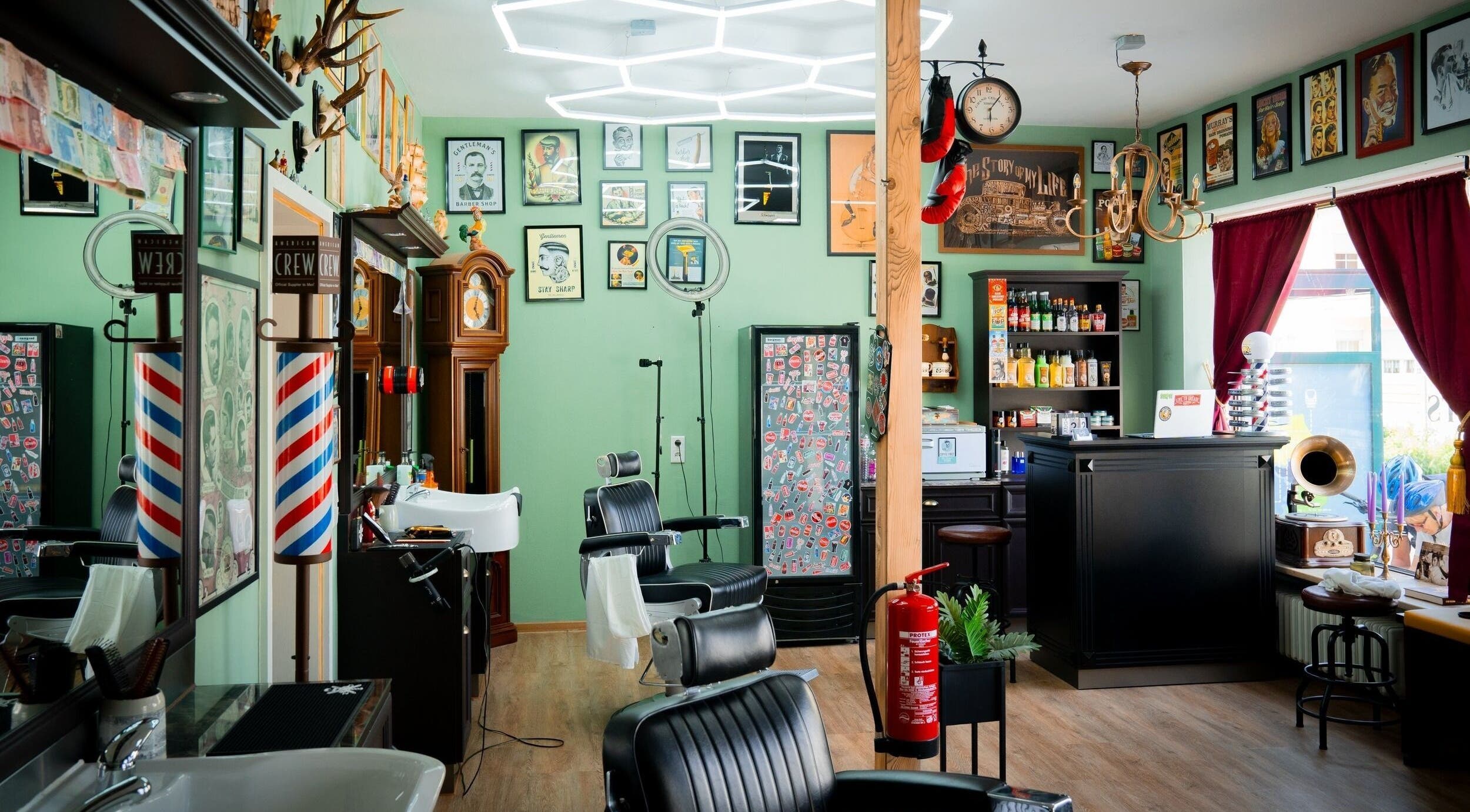Innenansicht von Mens World Barbershop in Ingolstadt, Bayern, DE mit stilvollem Retro-Dekor und Barbershop-Stühlen.