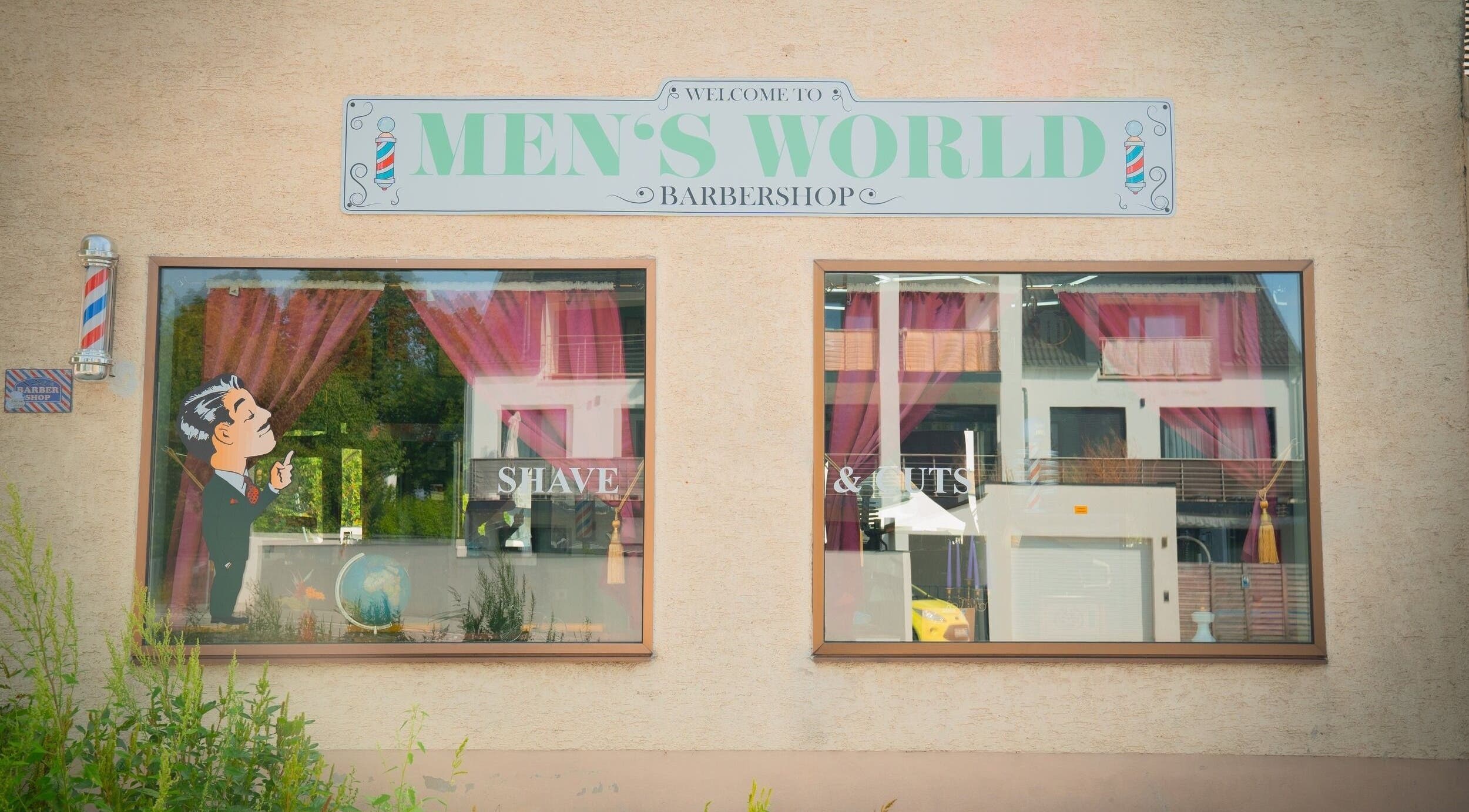 Außenansicht von Mens World Barbershop in Ingolstadt, Bayern, DE mit dekorativen Schaufenstern.
