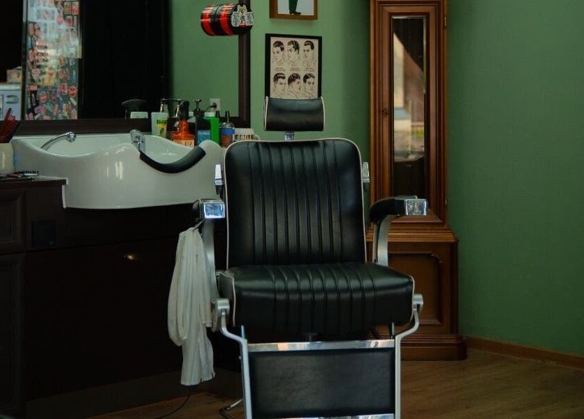 Retro Barberstuhl bei Mens World Barbershop in Ingolstadt, Bayern, DE, umgeben von stilvollem Interieur.
