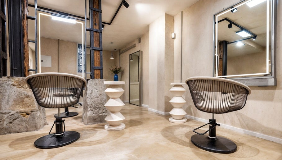 Interior moderno de ATICA Salón en Madrid, Comunidad De Madrid, ES con sillas elegantes y espejo iluminado.