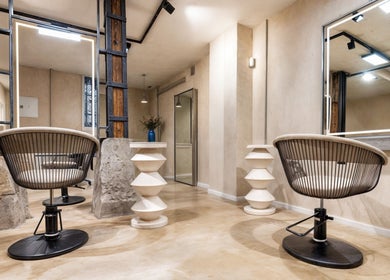 Interior moderno de ATICA Salón en Madrid, Comunidad De Madrid, ES con sillas elegantes y espejo iluminado.