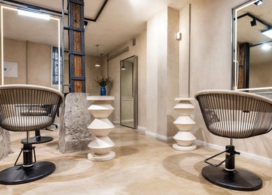 Interior moderno de ATICA Salón con sillas y espejos en Madrid, Comunidad De Madrid, ES.