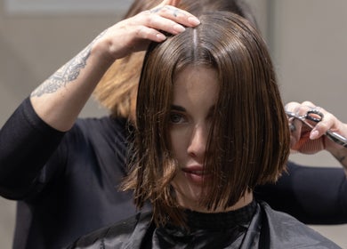 Corte de pelo moderno en ATICA Salón, Madrid, Comunidad De Madrid, ES, realizado por estilista profesional.