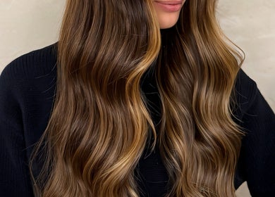 Cabello con ondas brillantes en ATICA Salón, Madrid, Comunidad De Madrid, ES.