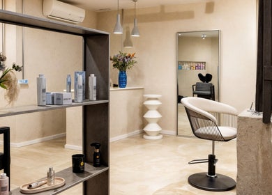 Interior de ATICA Salón en Madrid, Comunidad De Madrid, ES, con decoración moderna y productos de belleza.