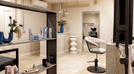 Interior de ATICA Salón en Madrid, Comunidad De Madrid, ES, con decoración moderna y productos de belleza.