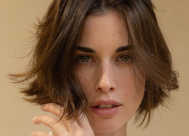 Modelo con cabello corto en ATICA Salón, Madrid, Comunidad De Madrid, ES, destacando belleza natural.