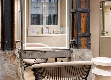 Interior moderno de ATICA Salón en Madrid, Comunidad De Madrid, ES con silla contemporánea y decoración industrial.