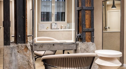 Interior moderno de ATICA Salón en Madrid, Comunidad De Madrid, ES con silla contemporánea y decoración industrial.