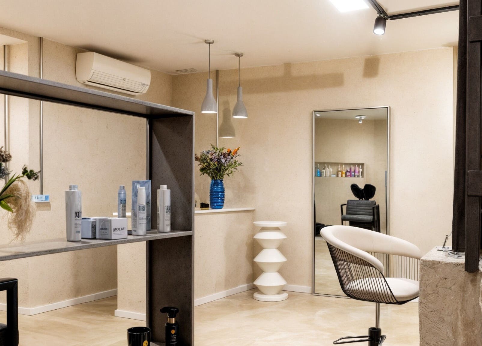 Interior de ATICA Salón, Madrid, Comunidad de Madrid, ES; elegante silla y decoración moderna.