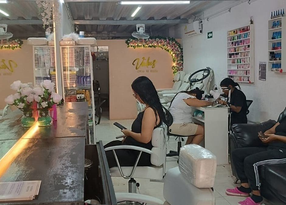 Interior de VALUS CENTRO DE BELLEZA en Malambo, Atlántico, CO, con mujeres disfrutando servicios de belleza.
