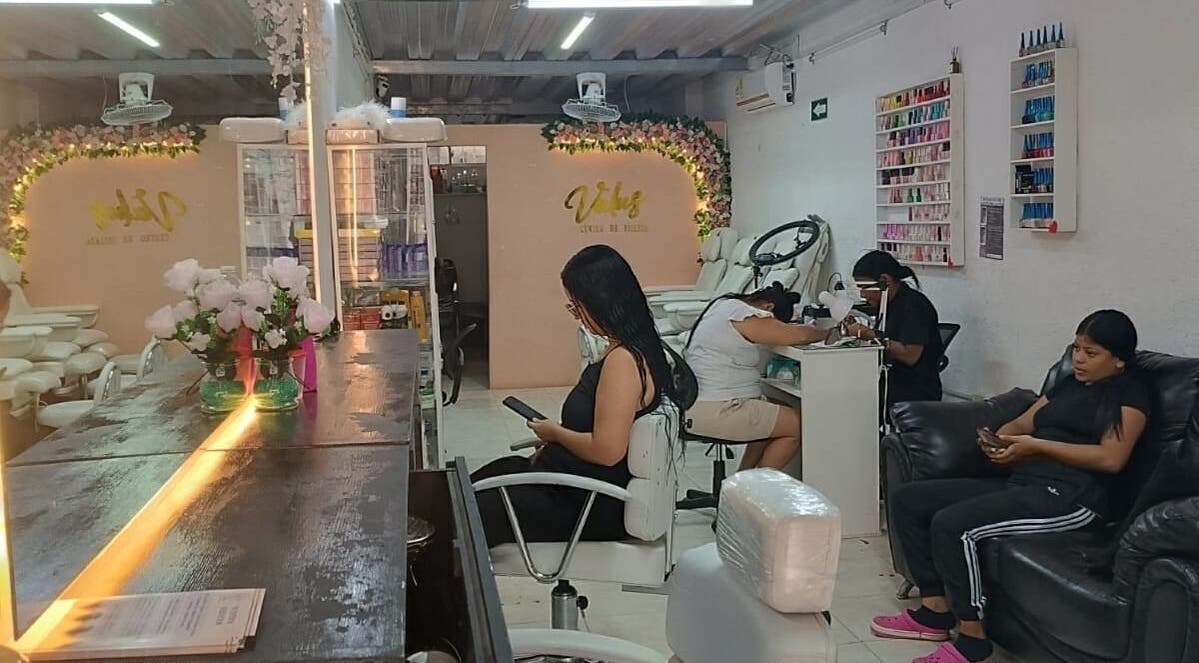 Interior de VALUS CENTRO DE BELLEZA en Malambo, Atlántico, CO, con mujeres disfrutando servicios de belleza.