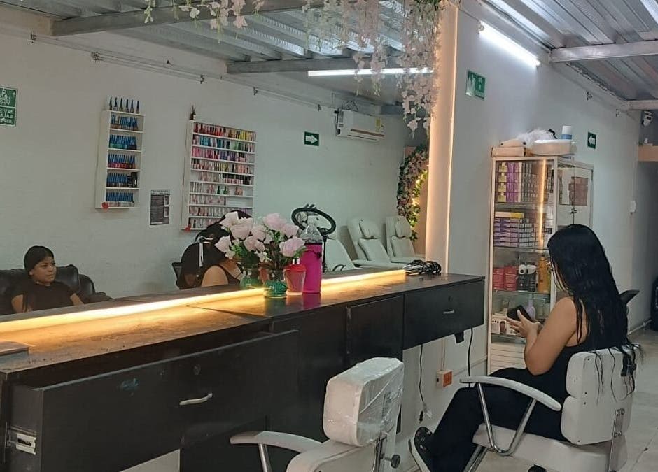 Interior de VALUS CENTRO DE BELLEZA en Malambo, Atlántico, CO muestra cómodas sillas y estaciones de belleza.