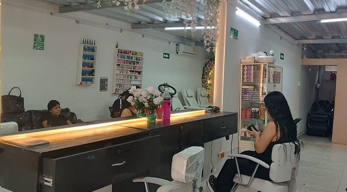 Interior de VALUS CENTRO DE BELLEZA en Malambo, Atlántico, CO muestra cómodas sillas y estaciones de belleza.