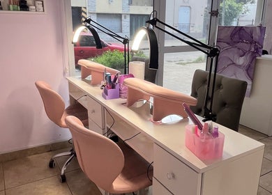 Estación de manicura moderna en Didi Nails, La Plata, Ciudad Autónoma De Buenos Aires, AR.