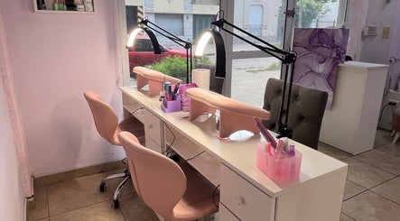 Estación de manicura moderna en Didi Nails, La Plata, Ciudad Autónoma De Buenos Aires, AR.