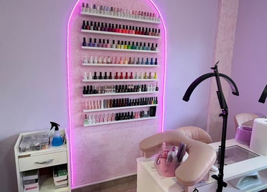 Estantería de esmaltes coloridos en Didi Nails, La Plata, Ciudad Autónoma De Buenos Aires, AR.
