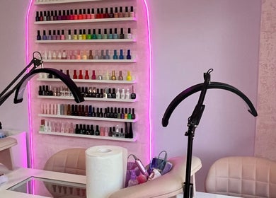 Estación de manicura en Didi Nails, La Plata, Ciudad Autónoma De Buenos Aires, AR con amplia gama de esmaltes.